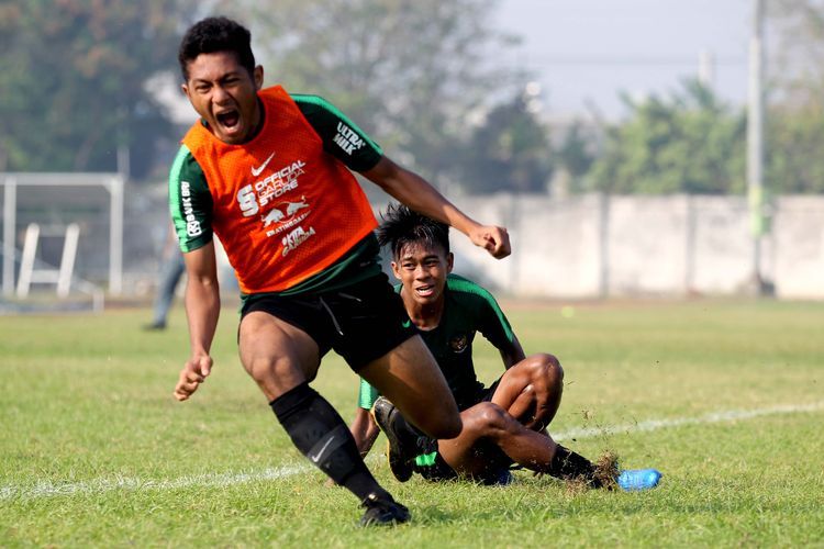 Jelang ujicoba melawan Tim Liga 3 Jawa Timur, pemain Timnas U-19 Supriadi (belakang) melakukan latihan di Stadion Jenggolo Sidoarjo, Jawa Timur, Rabu (17/07/2019) pagi.
