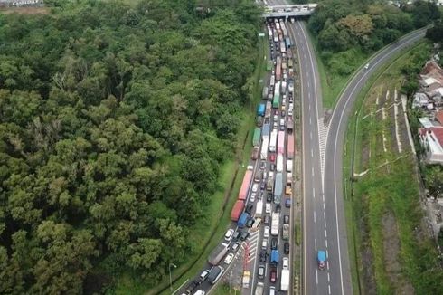 Truk Kontainer Terguling, Tol Dalam Kota Semarang Hanya Diaktifkan Satu Jalur
