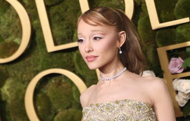 (Kanan-kiri) Penyanyi Ariana Grande dan Cynthia Erivo menghadiri Golden Globe Awards di Beverly Hilton Hotel, Beverly Hills, California, Minggu (5/1/2025).