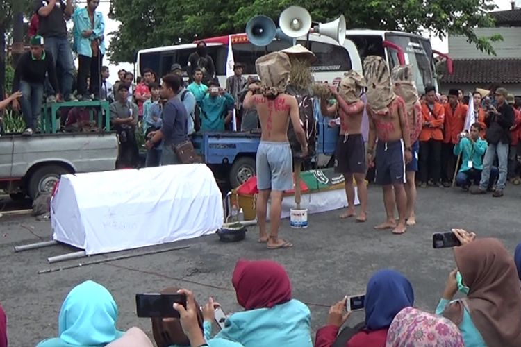 Demo Mahasiswa di Kartasura untuk solidaritas petani di Kendeng, Kamis (23/3/2017). 