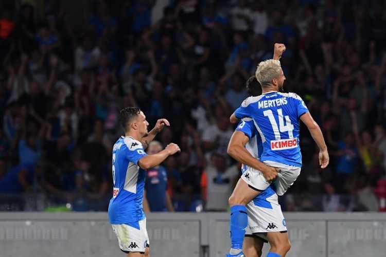 Dries Mertens merayakan golnya bersama Fernando Llorente dan Mario Rui dalam pertandingan Napoli vs Sampdoria di Stadion San Paolo, 14 September 2019. 