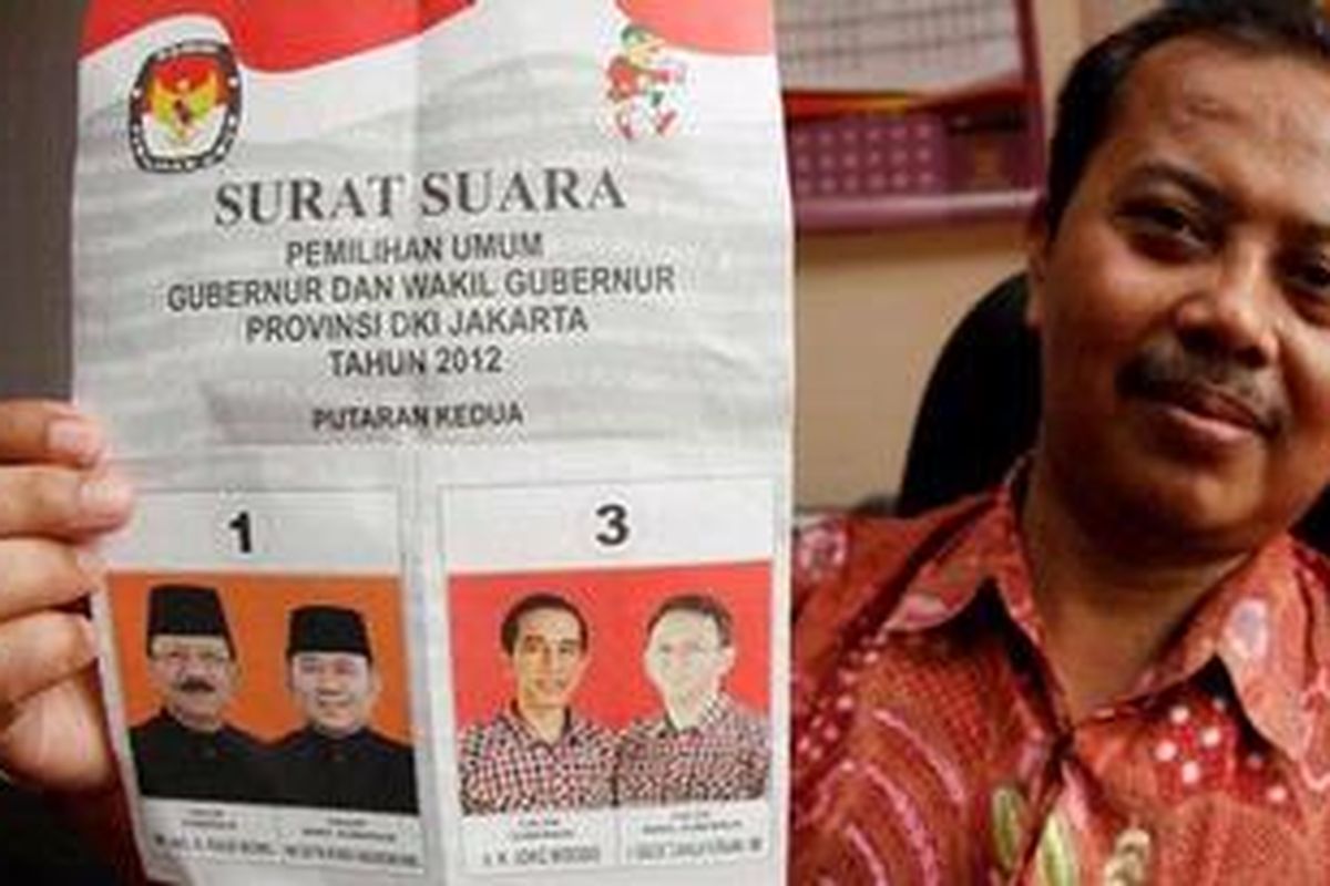 Anggota Komisi Pemilihan Umum DKI Jakarta, Sumarno menunjukkan surat suara untuk pemilihan kepala daerah DKI Jakarta putaran kedua, di kantor KPU DKI Jakarta, Jumat (31/8/2012). Pemilihan Gubernur dan Wakil Gubernur DKI Jakarta putaran kedua akan dilaksanakan pada 20 September 2012. Pasangan Fauzi Bowo - Nachrowi Ramli dan Joko Widodo - Basuki Tjahaja Purnama akan kembali beradu pada putaran kedua tersebut.  