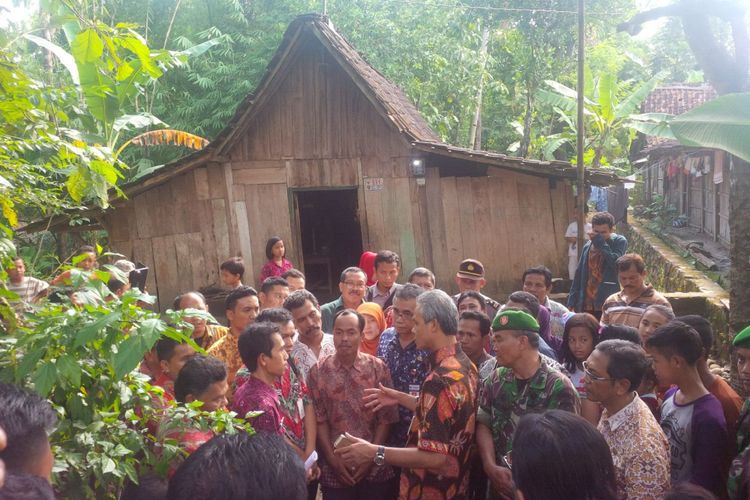 Gubernur Jawa Tengah Ganjar Pranowo mendatangi sejumlah rumah tidak layak huni di Desa Repaking, Kecamatan Wonosegoro, Boyolali, Jawa Tengah.