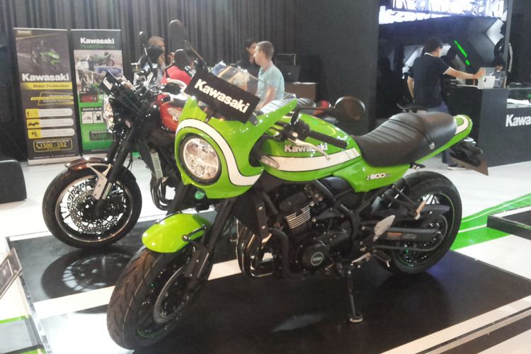 Kawasaki Z900 RS Cafe yang dipajang di stan Kawasaki pada hari ketiga pameran Indonesia International Motor Show (IIMS) 2018, JIExpo Kemayoran, Jakarta, Sabtu (21/4/2018).