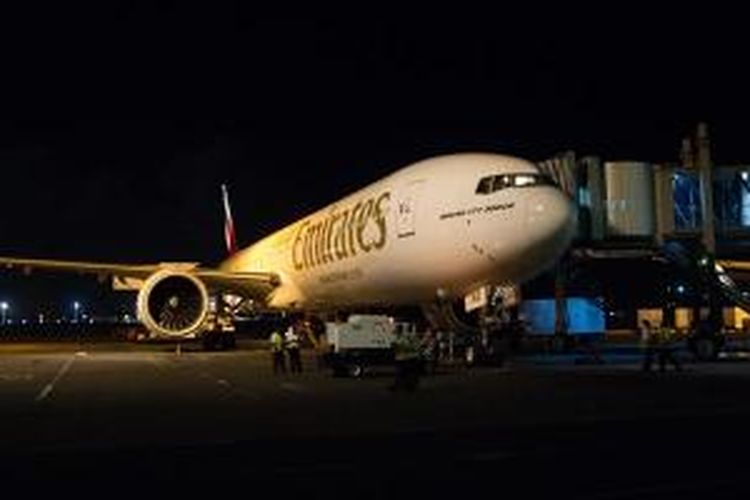 Pesawat Emirates dengan nomor penerbangan EK 398 dari Dubai tiba di Bandara I Gusti Ngurah Rai, Bali, Rabu (3/6/2015) malam.