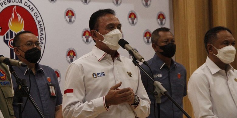 Ketua Umum PSSI Mochamad Iriawan berbicara kepada awak media setelah menjalani rapat koordinasi penyelenggaraan turnamen pramusim Piala Presiden 2022 di Wisma Kemenpora, Senayan, Jakarta, pada Selasa (7/6/2022).