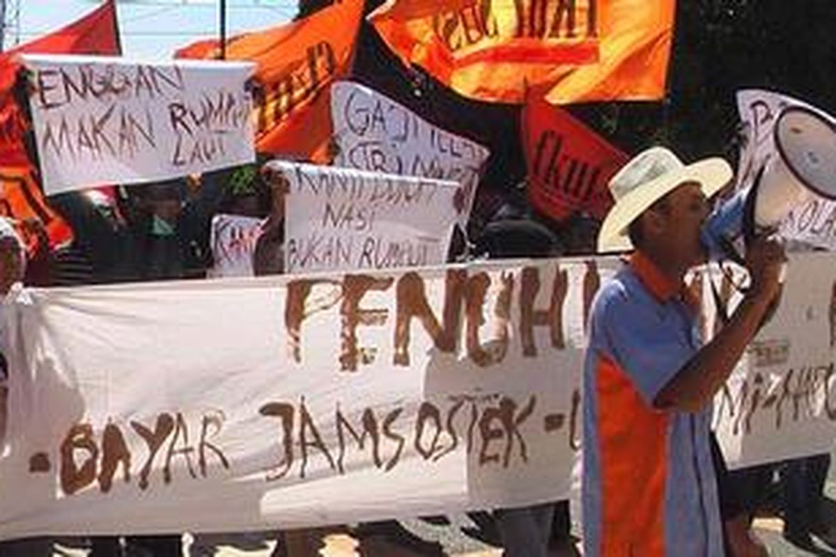Puluhan karyawan PT. ASML Pasuruan saat berorasi di depan Kantor DPRD Pasuruan yang menuntut pencairan gaji yang belum terbayar. 