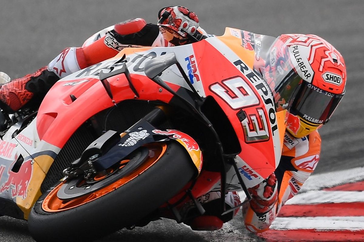 Marc Marquez saaat berlaga di MotoGP Malaysia 2019. (Photo by Mohd RASFAN / AFP)