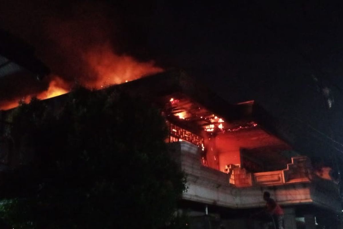 Kebakaran melanda sebuah rumah kosong di Jalan Jayakusuma RT 02 RW 01, Makassar, Jakarta Timur pada Sabtu (4/7/2021) malam.