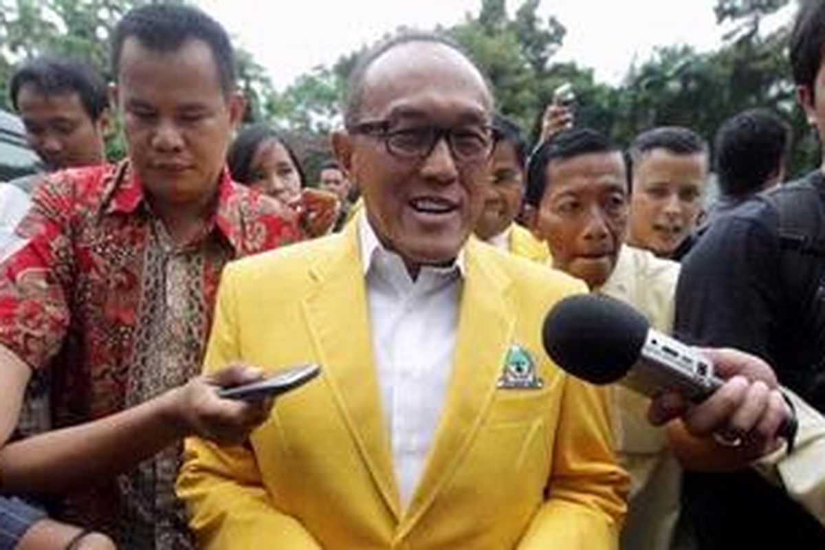 Ketua Umum Partai Golongan Karya, Aburizal Bakrie tiba di Kantor KPU untuk menghadiri Rapat Pleno Pengundian Nomor Urut Partai Peserta Pemilu Anggota DPR dan DPRD 2014 di Kantor Komisi Pemilihan Umum, Jakarta, Senin (14/1/2013). Golkar mendapat nomor urut lima sebagai partai politik peserta Pemilu 2014. KOMPAS IMAGES/KRISTIANTO PURNOMO