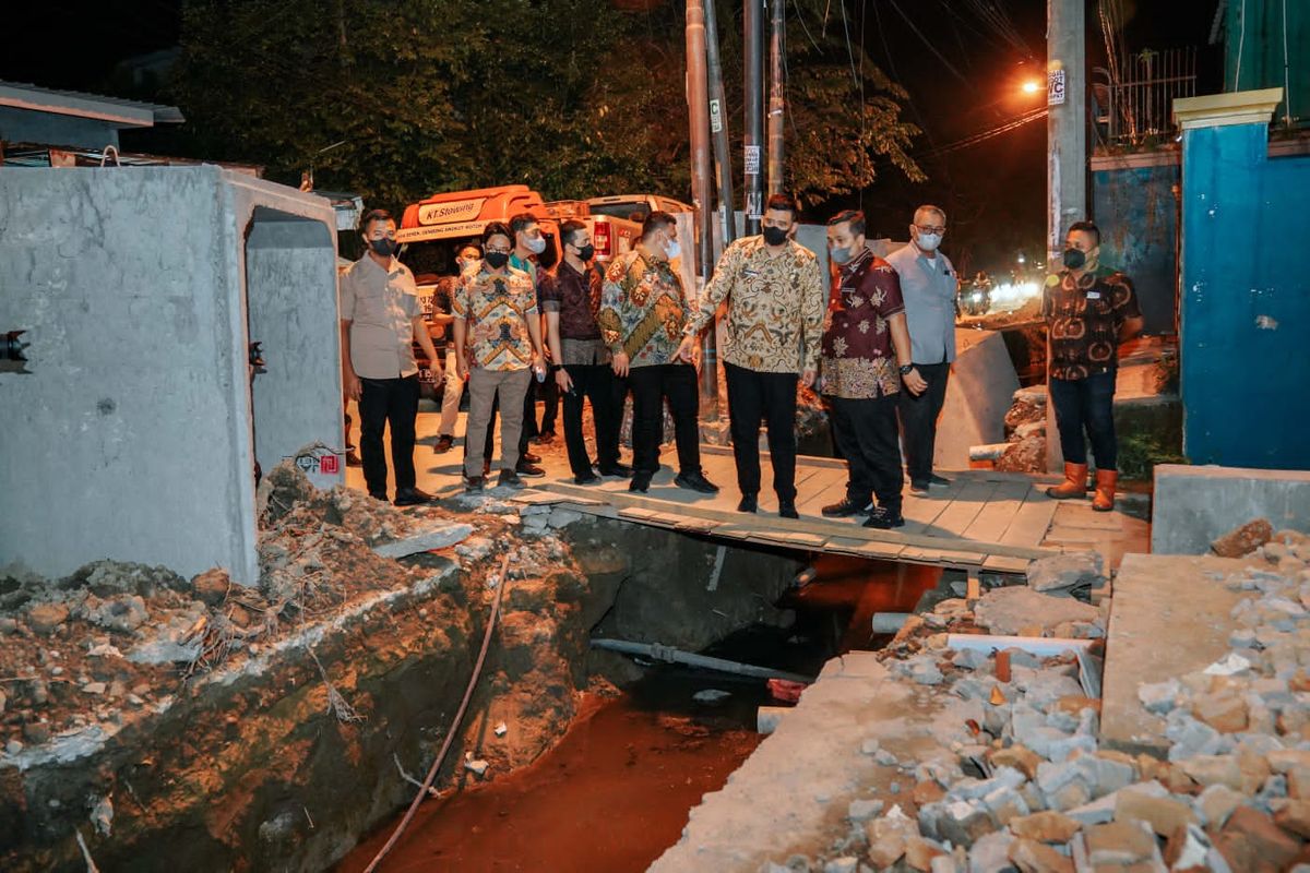 Wali Kota Medan Bobby Nasution meninjau pengerjaan drainase di Jalan Sei Belutu.