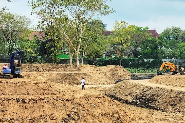 Proses Revitalisasi Taman Taru Satwa Jurug (TSTJ) Solo, Jawa Tengah, yang telah dikerjakan, yang menjadikan TSTJ tutup sementara hingga akhir tahun.