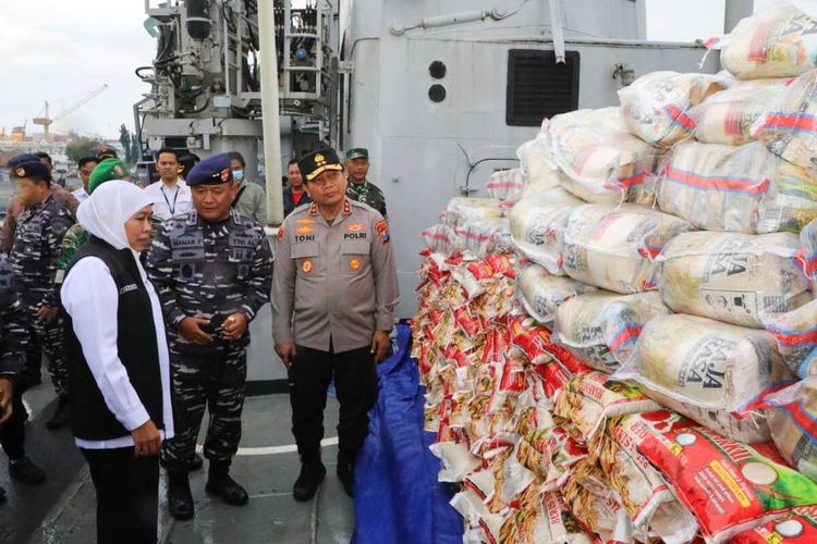 Gubernur Jatim Khofifah Indar Parawansa melepas bantuan sembako untuk warga pulau Masalembo dari Dermaga Ujung Pelabuhan Tanjung Perak Surabaya, Rabu (1/3/2023).