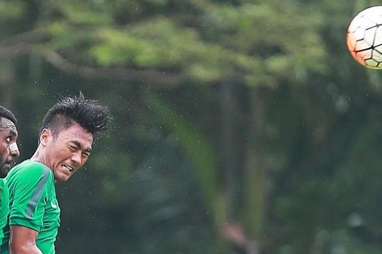 Aksi Yanto Basna saat mengikuti  tahap kedua tim nasional Indonesia U-22 di Lapangan Sekolah Pelita Harapan (SPH), Karawaci, Tangerang, Banten, Selasa (28/2/2017).