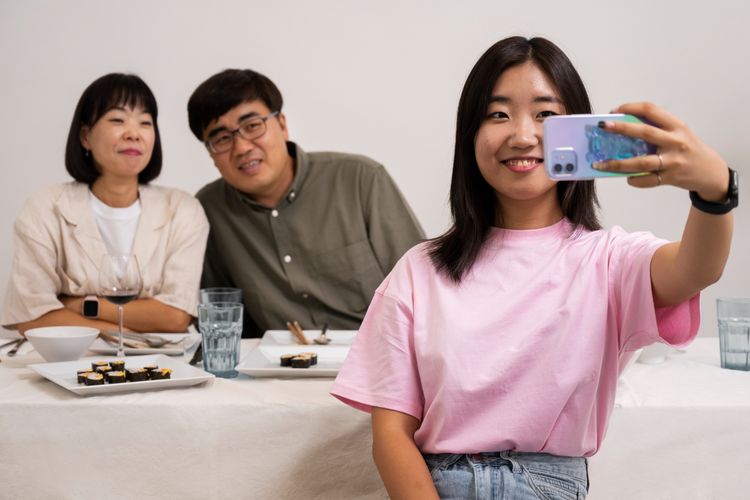 Jam malam anak di Surabaya bisa berdampak positif jika disampaikan dengan empatik. Simak tips komunikasi sehat agar anak patuh tanpa merasa dikekang.
