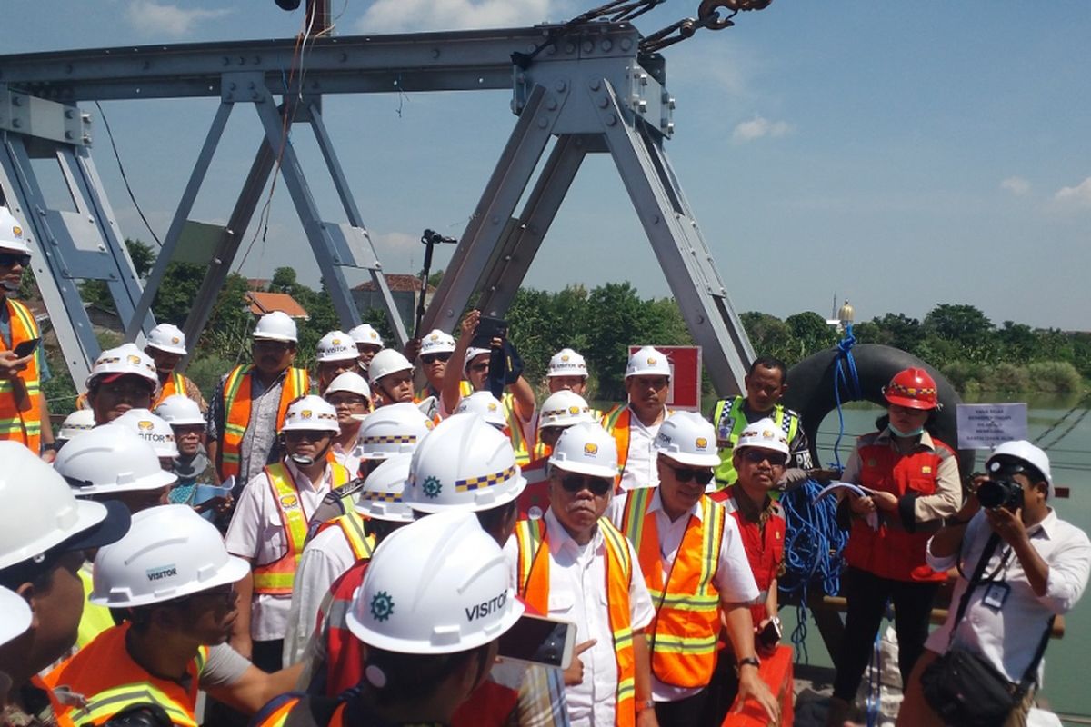 Menteri Pekerjaan Umum dan Perumahan Rakyat saat menijnjau perbaikan Jembatan Cincin Lama di Kabupaten Lamongan, Jawa Timur, Jumat (11/5/2018).