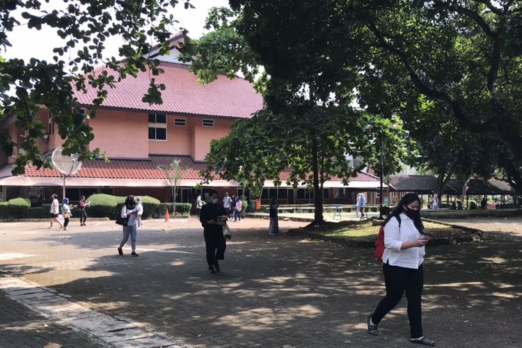 Peserta UTBK SBMPTN 2020 di Gedung VII Fakultas Ilmu Pengetahuan Budaya Universitas Indonesia (FIB UI), Depok, Jawa Barat, Minggu (5/7/2020). UI merupakan salah satu tempat pelaksanaan UTBK SBMPTN 2020.