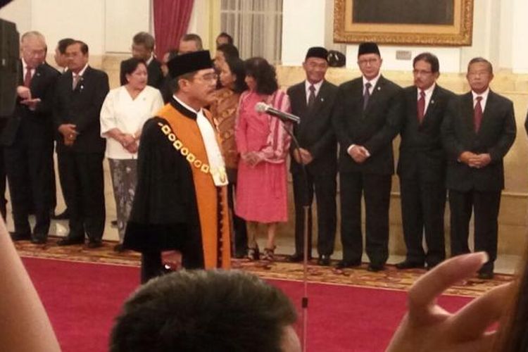 Ketua MA Hatta Ali dilantik di Istana Negara, Jakarta, Rabu (1/3/2017)