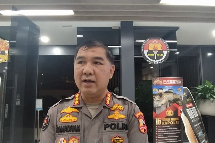 Kepala Bagian Penerangan Umum Divisi Humas Polri Kombes (Pol) Ahmad Ramadhan  di Mabes Polri, Jakarta, Senin (13/ 12/2021) malam.