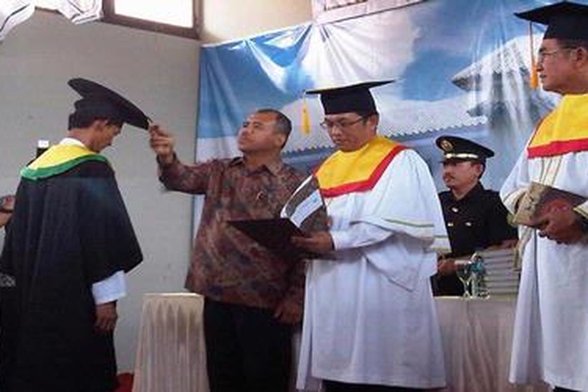 Wisuda warga Rutan Solo-Para narapidana dan tahanan Rumah Tahanan Surakarta mengenakan toga saat pelantikan santri dan santriwati penghapal Al Qur'an yang dihadiri Menteri Hukum dan HAM Patrialis Akbar, Sabtu (8/10/2011).