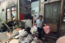 Korban Kebakaran Pademangan Mengais Puing Rumah, Cari Barang Berharga