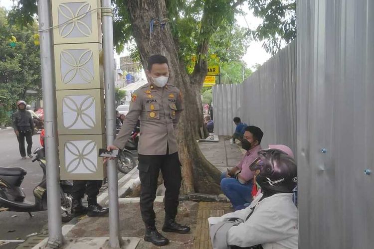 Petugas mengedukasi warga mengenai hoaks kedatangan Ida Dayak di Semarang, Senin (8/5/2023).