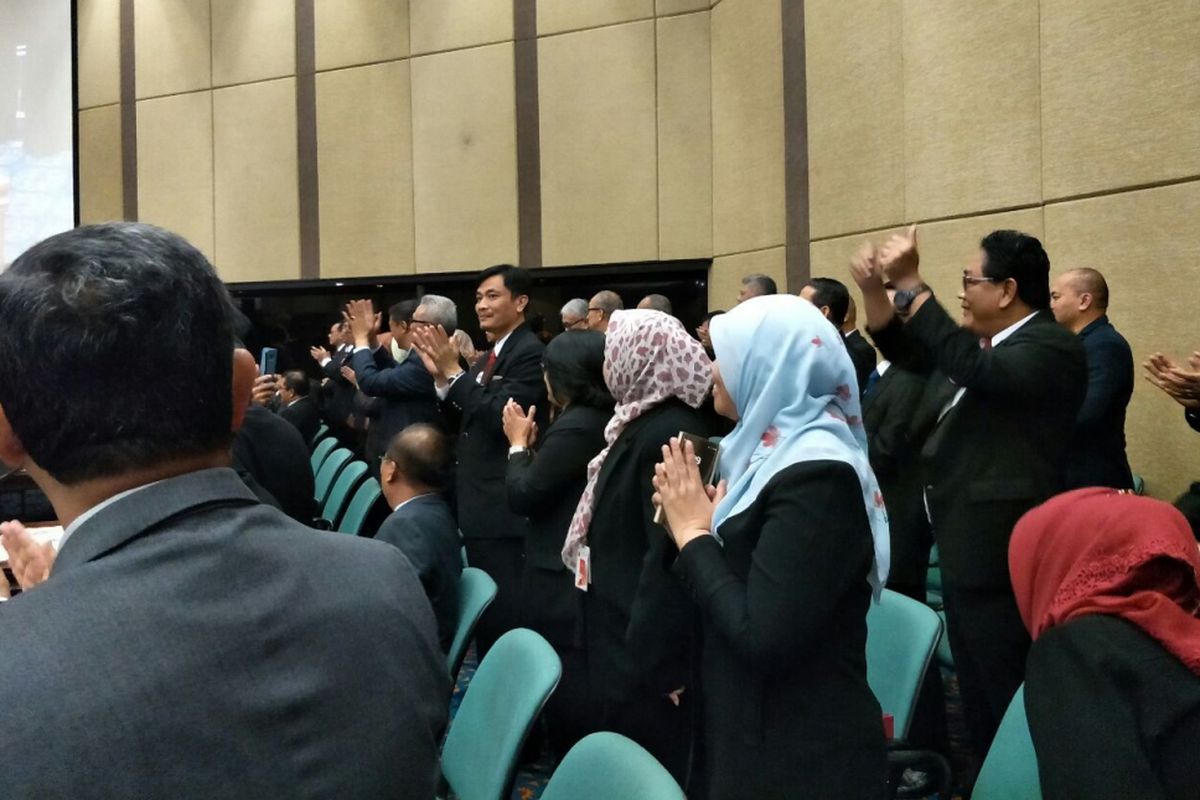 Pejabat DKI bersorak dan bertepuk tangan setelah BPK memberi opini wajar tanpa pengecualian (WTP) untuk tahun anggaran 2017 di rapat paripurna, Gedung DPRD DKI Jakarta, Senin (28/5/2018).
