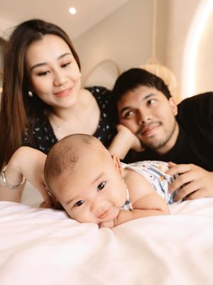 Baby Arash, putra Aaliyah Massaid dan Thariq Halilintar, kini berusia 3 bulan. Inilah potret kebersamaan mereka yang hangat dan menuai banyak pujian.