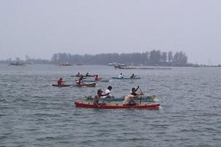 Lomba sampan tradisional di Tempat Pelelangan Ikan (TPI) Pulau Baai, Kota Bengkulu, Minggu (9/3/2014). 