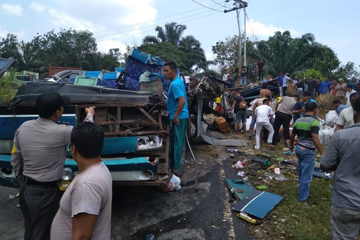 Kecelakaan bus PO. PMTOH yang menewaskan enam orang penumpang di Kabupaten Kuansing, Riau, Rabu (9/10/2019).