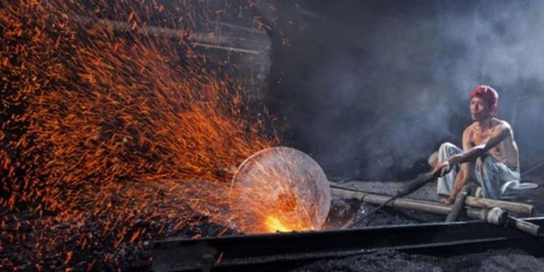 Pembuatan gong di Gong Pancasan Bogor