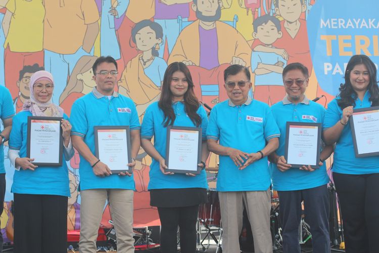 Vice President CSR Solution BCA Titi Yusnarti (kiri) menerima penghargaan dari Ketua Umum PMI Pusat Muhammad Jusuf Kalla (ketiga kanan), Minggu (14/7/2024). 