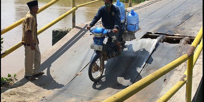 Bupati Ogan Ilir Panca Wijaya Mawardi mengecek jembatan yang amblas dan memerintahkan Kepala Dinas PUPR Ogan Ilir memperbaikinya dalam waktu 10 hari, Kamis (18/3/2021). 