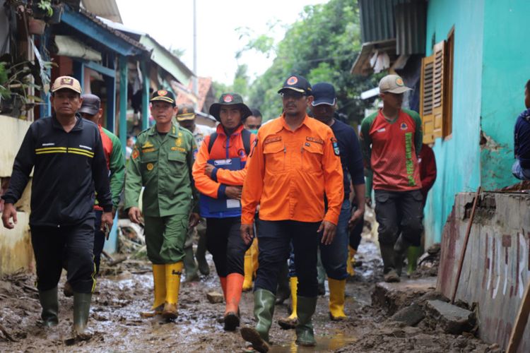 Wakil Bupati Garut (Seragam BPBD) meninjau salahsatu lokasi terdampak banjir bandang di Kecamatan Pamengpeuk Jumat (23/09/2022) (Dok Diskominfo Pemkab Garut)