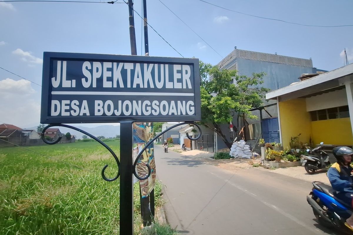 Salah satu Jalan di Kabupaten Bandung, Jawa Barat, yang awalnya memiliki nama Cibabi kini diubah menjadi Jalan Spektakuler, jalan tersebut berada di Desa Bojongsoang, Kecamatan Bojongsoang, Kabupaten Bandung, Jawa Barat, Selasa (29/10/2024)