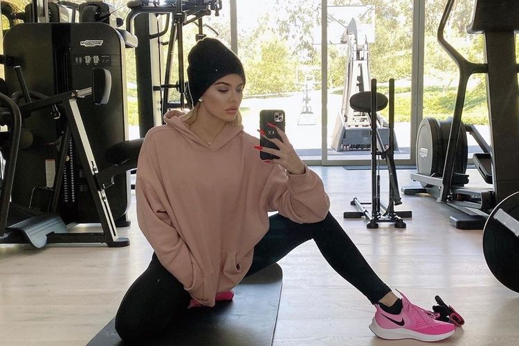 Khloe Kardashian berpose di gym di rumahnya.