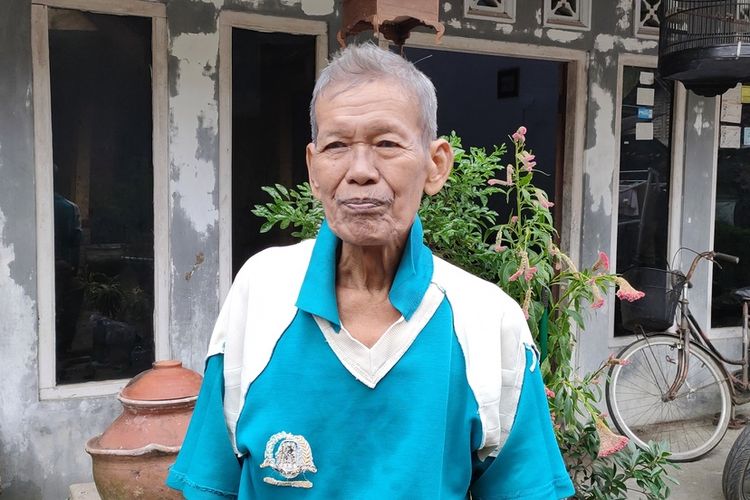 Mbah Wardi (82 tahun) mengembalikan Rp 600.000 bantuan pemerintah yang bersumber dari BLT Desa. Ia kembalikan uang itu ke Kalurahan Wates, Kulon Progo, DI Yogyakarta.(KOMPAS.COM/DANI JULIUS)