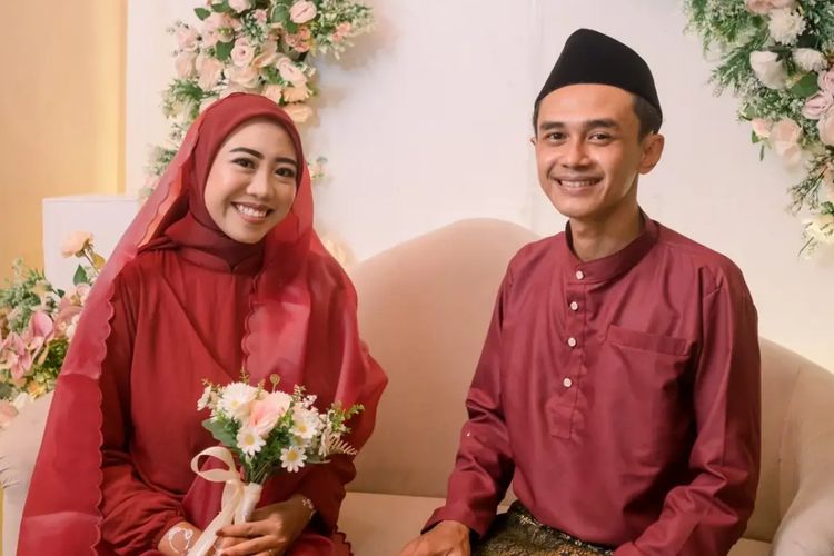 Dijodohkan tapi pilih menghindar sebelum bertemu, lalu dipertemukan kembali lewat skripsi. Begini kisah cinta tak terduga Dinda dan Ranu.
