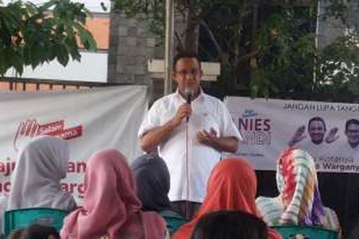 Calon gubernur DKI Jakarta nomor tiga Anies Baswedan saat berkampanye ke Perumahan Pulogebang Indah, di Pulogebang, Cakung, Jakarta Timur, Selasa (3/1/2016).