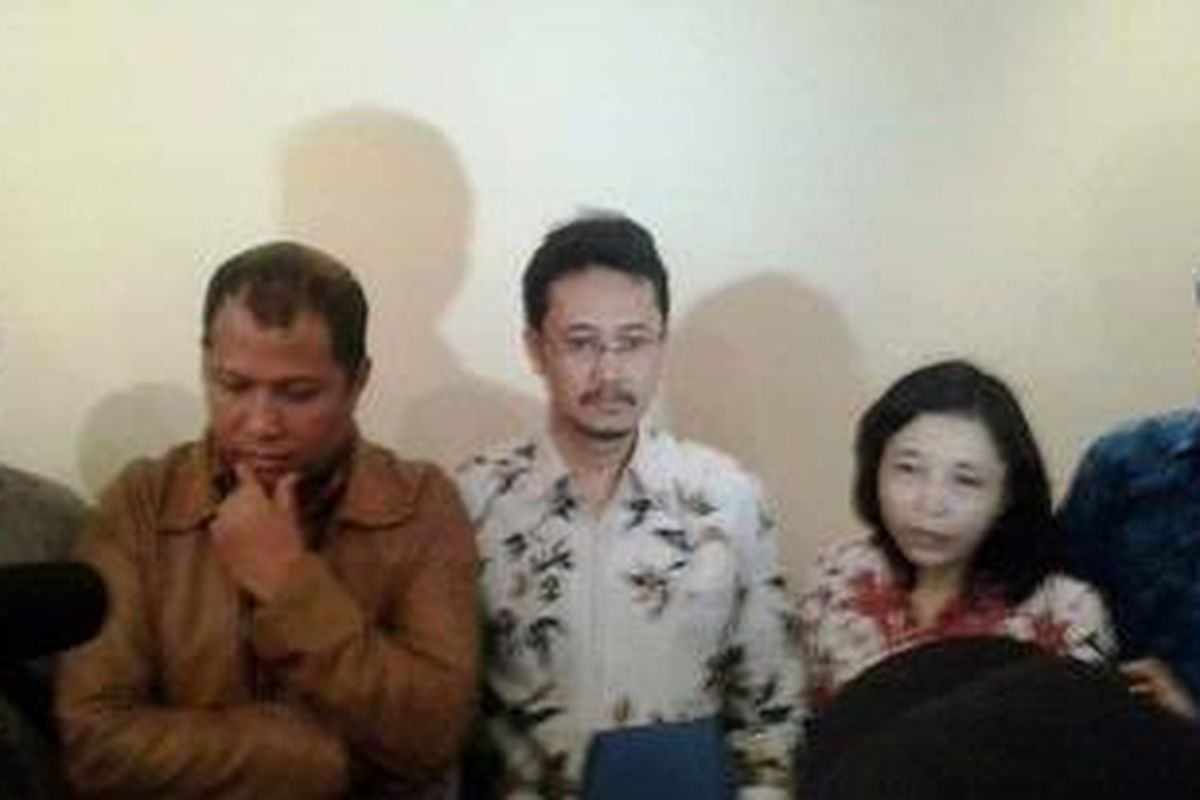 Komisioner KPU dan Bawaslu bertemu untuk membicarakan nasib dari 12 parpol yang dalam rekomendasi Bawaslu dinyatakan harus mengikuti verifikasi faktual. Dari Kanan tampak Komisioner KPU Hadar Nafis Gumay, Ida Budianti dan Ferry Kurnia Rizkiansyah memberikan keterangan pers terkait hal tersebut. Di samping Ferry, tampak anggota Bawaslu Nasrullah.