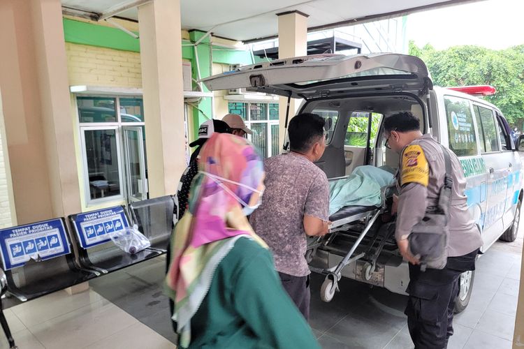 MR korban tewas akibat kecelakaa laut pada selasa (9/7/2024) dibawa menggunakan ambulance ke rumah duka.