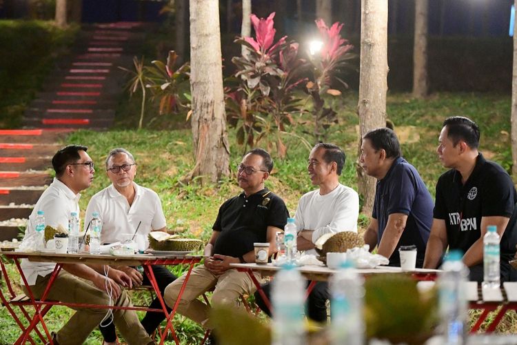 Presiden Joko Widodo berdiskusi bersama para menteri saat menginap di IKN, Kalimantan Timur pada Kamis (29/2/2024). 