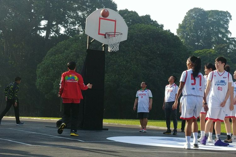 Presiden Joko Widodo meluangkan waktu di Sabtu (12/5/2018) pagi untuk bermain basket di Istana Bogor. Jokowi turut mengajak peserta Dream Basketball League (DBL) sebagai rekan bermain basket. 