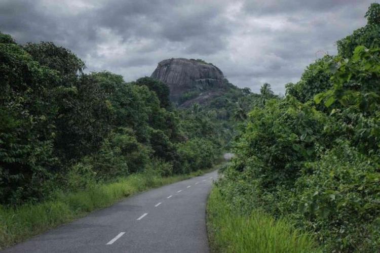 Batu Baginde dan Cara Kita Melihat Waktu