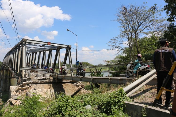 Kondisi Jembatan Glendeng di Desa Simo, Kecamatan Soko, Kabupaten Tuban, Jawa Timur, yang mengalami kerusakan longsor pada pondasi sisi utara jembatan.
