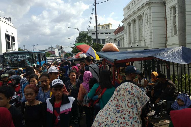 Pedagang kaki lima (PKL) memenuhi trotoar di depan Museum Bank Mandiri di Jalan Pintu Besar Utara, Senin (1/1/2018).