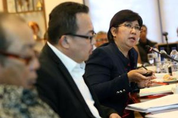 Direktur Mandiri Institute Destry Damayanti (kanan) dalam diskusi bertema 