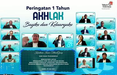 Komisaris Utama Telkom Bambang Brodjonegoro bersama Dewan Komisaris Telkom (sisi kiri) serta Direktur Utama Telkom Ririek Adriansyah bersama Dewan Direksi Telkom (sisi kanan) saat Deklarasi Komitmen Insan TelkomGroup untuk menjalankan core values AKHLAK secara sungguh-sungguh dalam acara Peringatan 1 Tahun AKHLAK bertema ?Bagiku &amp; Keluargaku? secara virtual. Momen peringatan ini juga diikuti secara virtual oleh Serikat Karyawan, dan Srikandi TelkomGroup serta disaksikan melalui live streaming oleh seluruh insan dan milenial TelkomGroup beserta keluarga pada Kamis (29/7/2021).
