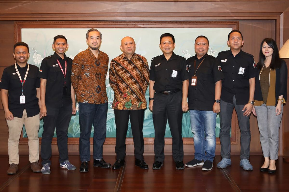 Menkop dan UKM Teten Masduki bersama Executive danDirektur Utama Smesco Indonesia Leonard Theosabrata di Jakarta, Selasa (11/2/2020).  Vice President Business Service Telkom Indrawan Ditapradana