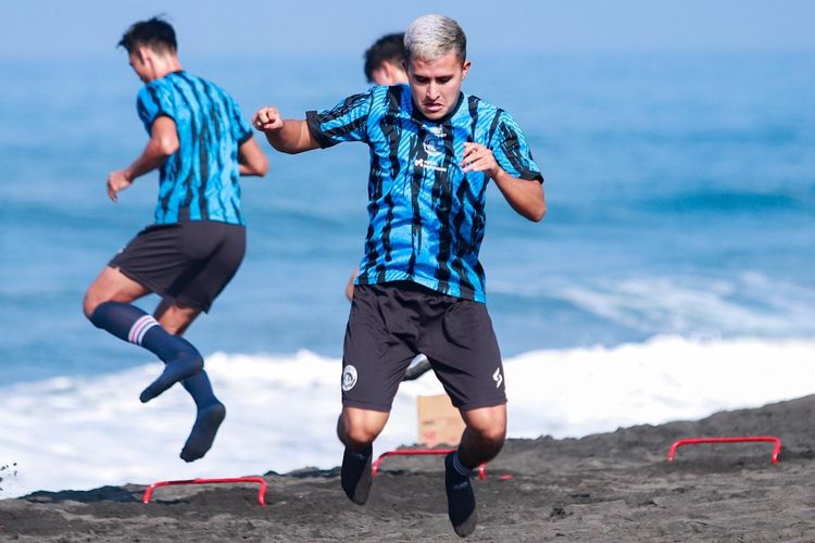 Pemain asing Arema FC yang baru diresmikan, Ariel Lucero saat mengikuti latihan bersama tim di Yogyakarta, Minggu lalu.